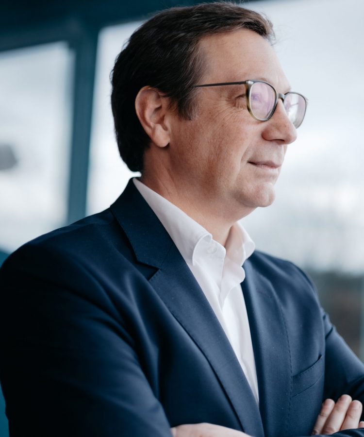 Mag. Bernd Trappmaier von der Seite, der aus dem Fenster schaut