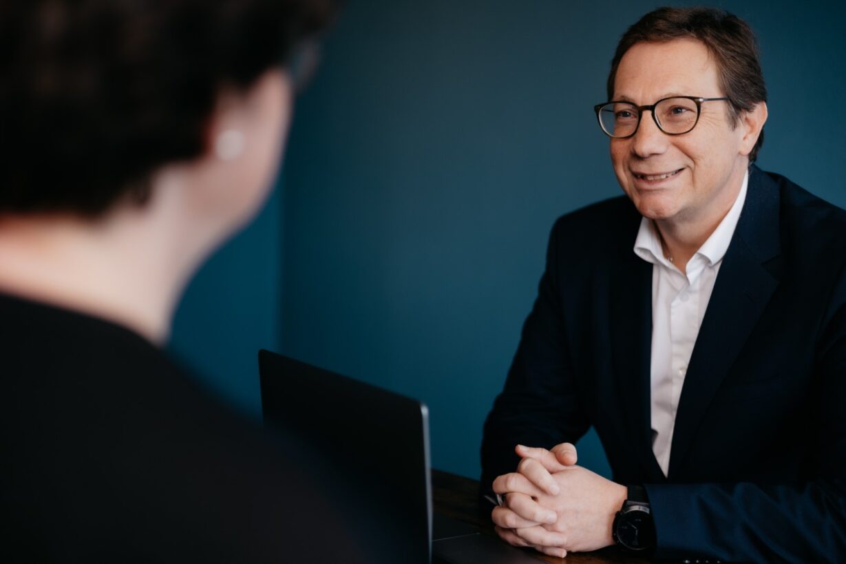 Mag. Bernd Trappmaier in einem Meeting mit einem Klienten