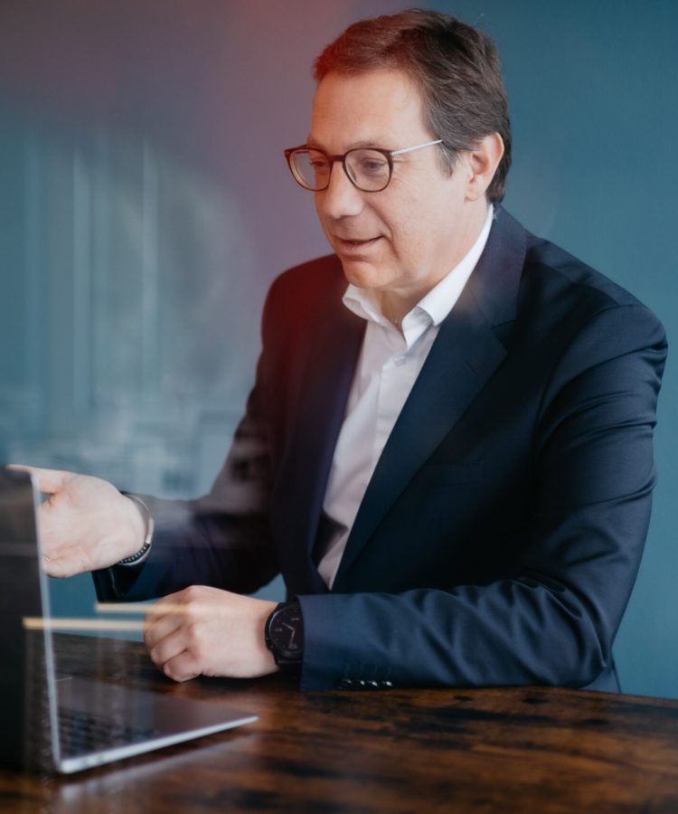 Rechtsanwalt Trappmaier arbeitet am Laptop.