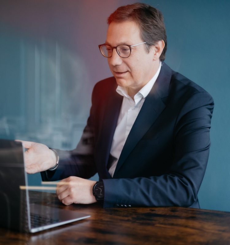 immobilienrecht-anwalt-rechtsanwalt-mag.-bernd-trappmaier3 Rechtsanwalt Trappmaier arbeitet am Laptop.