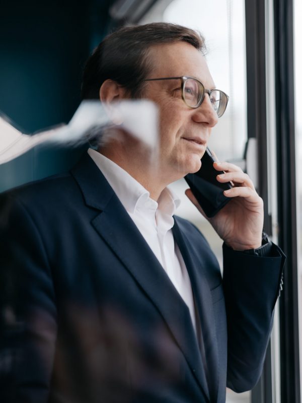 immobilienrecht-anwalt-rechtsanwalt-mag.-bernd-trappmaier4 Rechtsanwalt Trappmaier spricht am Telefon.
