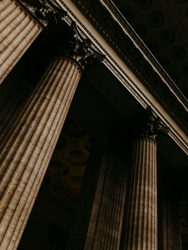 Gericht Architektur von innen, Nahaufnahme von Säulen