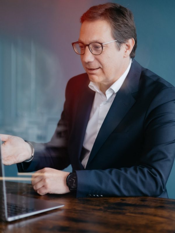 rechtsanwalt-wien-mag.-bernd-trappmaier2 Rechtsanwalt Bernd Trappmaier bei einem Meeting am Laptop.
